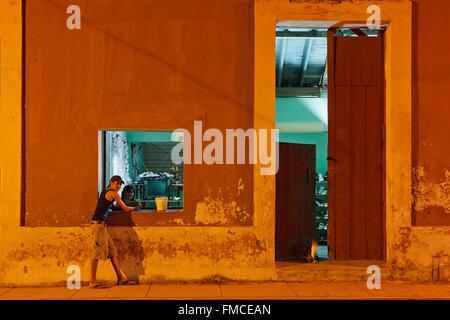 Cuba, Holguin, Gibara, ockerfarbenen Fassade eines Hauses Stockfoto