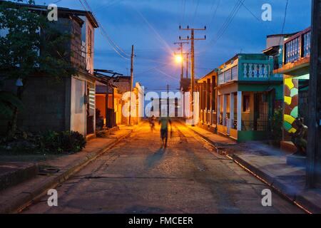 Kuba, Guantanamo, Baracoa, Sonnenuntergang auf einer Straße mit Holzhäusern Stockfoto