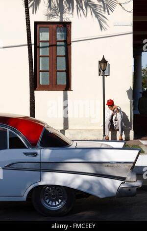 In der Straße geparkt Kuba, Pinar Del Rio, Vinales, alte amerikanische rot-weiß Stockfoto