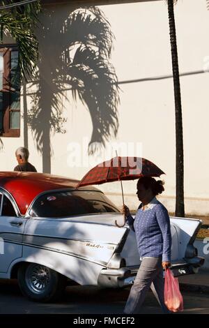 In der Straße geparkt Kuba, Pinar Del Rio, Vinales, alte amerikanische rot-weiß Stockfoto