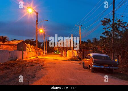 Kuba, Ciego de Avila, Morón, Deserted Straße bei Nacht Stockfoto