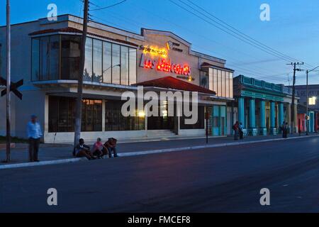 Kuba, Ciego de Avila, Morón, Straße mit Supermarkt im Morgengrauen Stockfoto