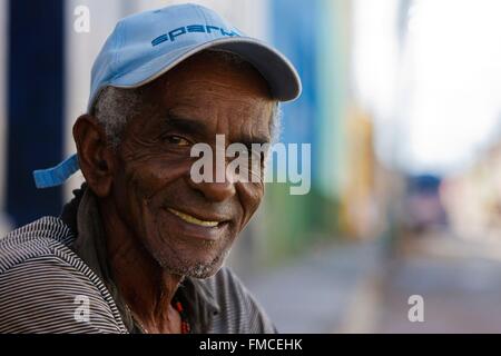 Kuba, Sancti Spiritus, Trinidad, Metis Mann im wohlwollenden Lächeln Stockfoto