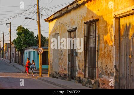 Cuba, Holguin, Gibara, Haus mit ockerfarbenen Wänden altersschwach Stockfoto