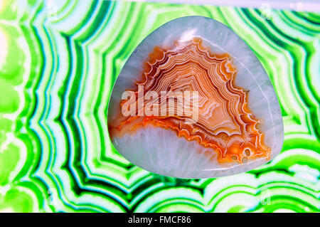 Natürlichen afrikanischen Onyx Druzy Achat Mineral Stein in Studioumgebung Stockfoto