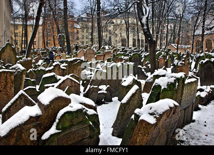 Der alte jüdische Friedhof in Stare Mesto (Altstadt), Josefov (das "jüdische Viertel"), Prag, Tschechische Republik. Stockfoto