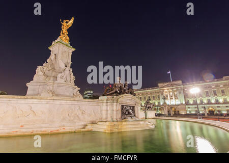 Reisen in die berühmte Buckingham Palace, London, Vereinigtes Königreich rund um twilight Stockfoto