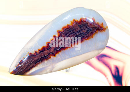 Natürlichen afrikanischen Onyx Druzy Achat Mineral Stein in Studioumgebung Stockfoto