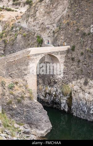 Peru, Provinz von Arequipa, Colca Canyon, Yanque Dorf, Steinbrücke über den Colca Fluss in der Nähe die Chacapi Hot springs Stockfoto