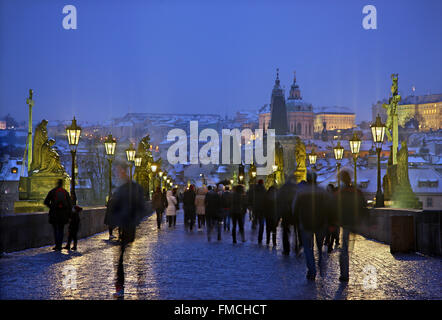 "Geister" auf der Karlsbrücke, Prag, Tschechische Republik. im Hintergrund, Mala Strana ("Little Quarter") Stockfoto