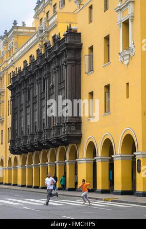 Peru, Lima, die Altstadt (Weltkulturerbe der UNESCO), Plaza de Armas oder Plaza Mayor mit Arkaden gesäumt Stockfoto