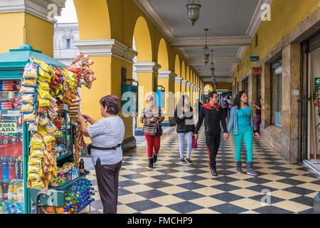 Peru, Lima, die Altstadt (Weltkulturerbe der UNESCO), Plaza de Armas oder Plaza Mayor mit Arkaden gesäumt Stockfoto