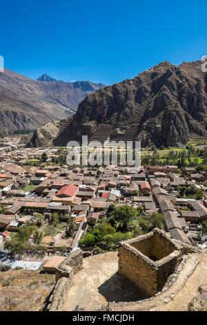 Peru, Cusco Provinz, Heilige Tal der Inkas, Ollantaytambo, der spanischen Stadt und die Ruinen der Inka-Festung im Hintergrund Stockfoto