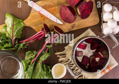 Ostereier mit natürlichen Farbstoff Farben färben. Stockfoto