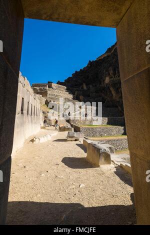 Peru, Cusco Provinz, Inkas Sacred Valley, Ollantaytambo, Ruinen der Inka-Festung, trapezförmige Inka-Tor Stockfoto