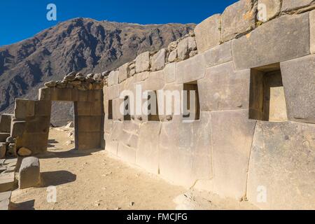 Peru, Cusco Provinz, Inkas Sacred Valley, Ollantaytambo, Ruinen der Inka-Festung, trapezförmige Inka-Tor Stockfoto