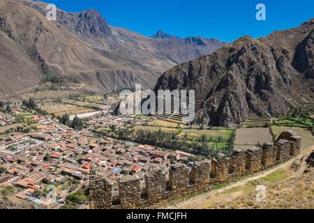 Peru, Cusco Provinz, Heilige Tal der Inkas, Ollantaytambo, der spanischen Stadt und die Ruinen der Inka-Festung im Hintergrund Stockfoto