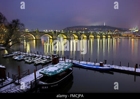 Karlsbrücke und Mala Strana ("Little Quarter") wie gesehen von der Seite von Stare Mesto (Altstadt) Prag, Tschechische Republik Stockfoto