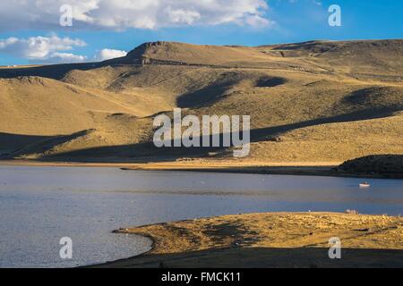 Peru, Puno Provinz, die Straße zwischen Chivay und Puno, Laguna Lagunillas ist eines der höchsten Seen auf der Hochebene der Anden (Alt Stockfoto