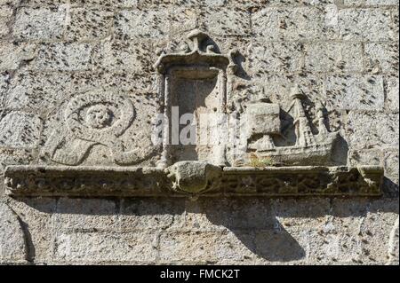 Frankreich, Finistere, Iroise-See, Roscoff, Karavelle an der Wand der Kirche Notre Dame de Croas Batz Stockfoto