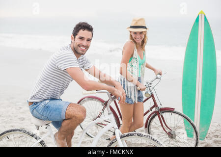 Brautpaar mit dem Fahrrad am Strand Stockfoto