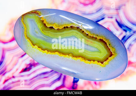 Natürlichen afrikanischen Onyx Druzy Achat Mineral Stein in Studioumgebung Stockfoto