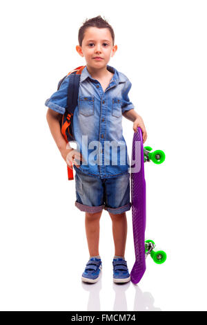 Schuljunge stehend ein Skateboard mit Rucksack auf weißem Hintergrund Stockfoto