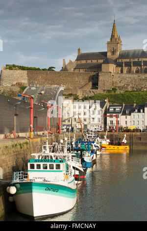 Frankreich, Manche, Granville, Fischerhafen und Notre Dame du Cap Lihou Kirche Stockfoto