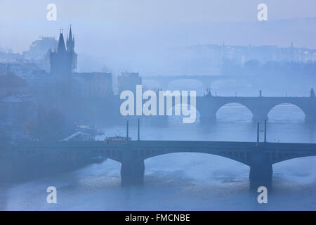 Brücken auf Vltava (Moldau), Fluss, Prag, Tschechische Republik. Die in der Mitte ist die berühmte Karlsbrücke. Stockfoto