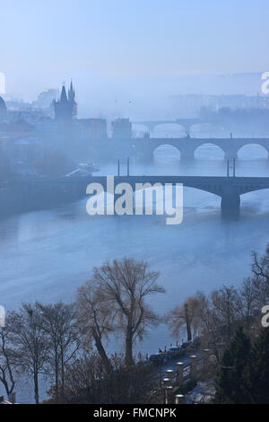 Brücken auf Vltava (Moldau), Fluss, Prag, Tschechische Republik. Die in der Mitte ist die berühmte Karlsbrücke. Stockfoto