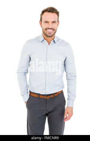Gut gekleidete junge Mann lächelnd in die Kamera Stockfoto