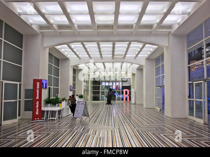 Eingang der Veletrzni Palac, Teil der National Gallery moderne Kunst gewidmet, Prag, Tschechische Republik. Stockfoto