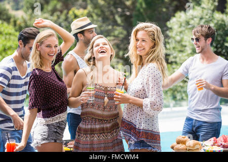 Gruppe von Freunden genießen am Outdoor-Grill-party Stockfoto