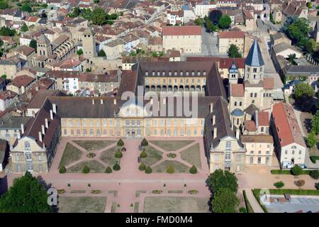 Frankreich, Saone et Loire, Cluny, der ehemaligen Benediktiner-Abtei Gehäuse des Arts et Métiers Schule (Vue Aerienne) Stockfoto