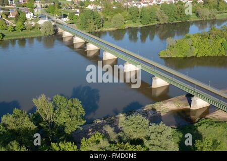 Frankreich, Loiret, Briare, den Brücke-Kanal oberhalb des Loire-Flusses gebaut in Zusammenarbeit mit Gustave Eiffel (Luftbild) Stockfoto