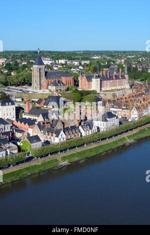 Frankreich, Loiret, Gien, Sainte Jeanne d ' Arc (Johanna von Orléans) Kirche, das Schloss und den Ufern des Flusses Loire (Luftbild) Stockfoto