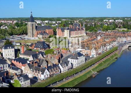 Frankreich, Loiret, Gien, Sainte Jeanne d ' Arc (Johanna von Orléans) Kirche, das Schloss und den Ufern des Flusses Loire (Luftbild) Stockfoto