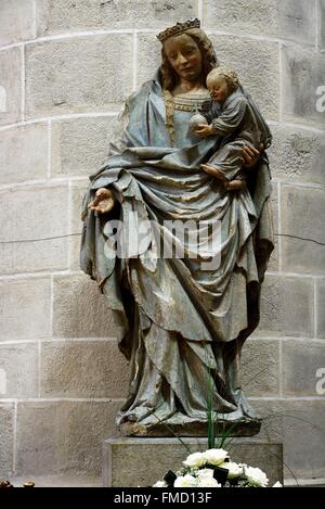 Frankreich, Jura, Dole, Notre-Dame, die Stiftskirche Kirche 16. Jahrhundert vom,-Restaurierung Jungfrau und das Kind vom 15. Jahrhundert gegen eine Stockfoto