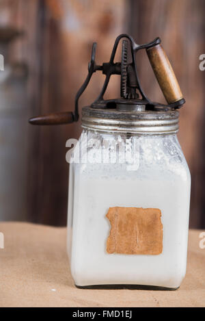 Altes Butterfass mit Creme gefüllt Stockfoto