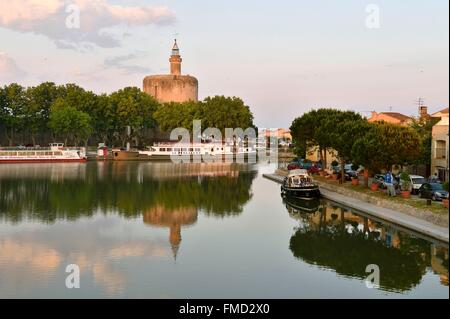 Frankreich, Gard, Aigues-Mortes, mittelalterliche Stadt, Stadtmauer und Befestigungsanlagen umgeben die Stadt, die Constance Turm Stockfoto