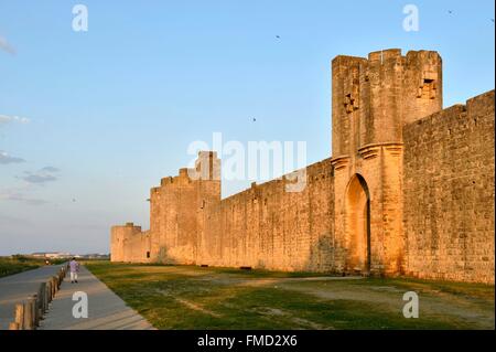 Frankreich, Gard, Aigues-Mortes, mittelalterliche Stadt, Stadtmauer und Befestigungsanlagen umgeben die Stadt Stockfoto