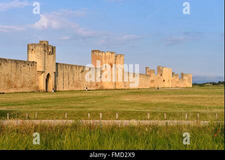 Frankreich, Gard, Aigues-Mortes, mittelalterliche Stadt, Stadtmauer und Befestigungsanlagen umgeben die Stadt Stockfoto