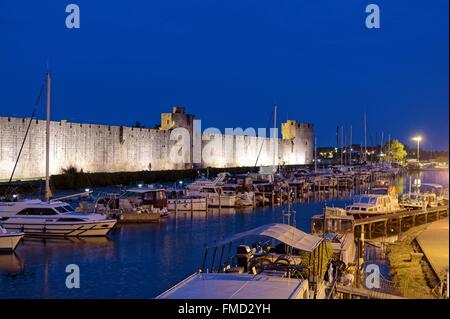 Frankreich, Gard, Aigues-Mortes, mittelalterliche Stadt, Stadtmauer und Befestigungsanlagen umgeben die Stadt Stockfoto