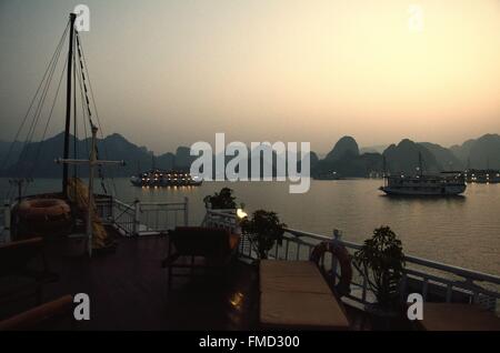 Vietnam, Halong-Bucht, von der UNESCO als Welterbe gelistet Stockfoto