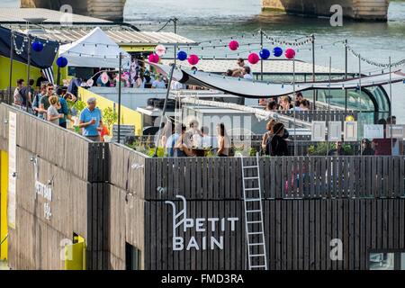 Frankreich, Paris, Quai François Mauriac im ephemeren Sommerrestaurants ließ sich an den Ufern der Seine, die Barge Petit Bain Stockfoto