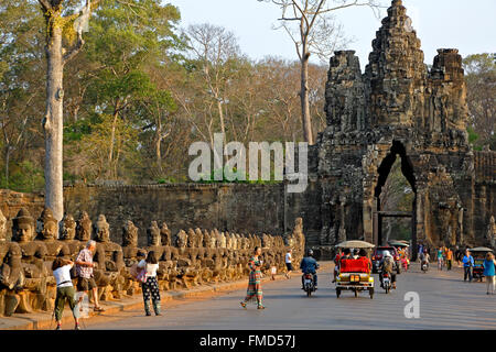 Menschen, Verkehr und Südtor, Angkor Thom, Angkor archäologischer Park, Siem Reap, Kambodscha Stockfoto