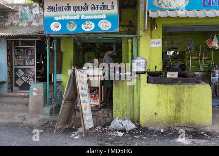 3 Männer, die Zubereitung von Speisen in einem Straßencafé entlang der Old Mahabalipuram Road, Padur, Chennai Stockfoto