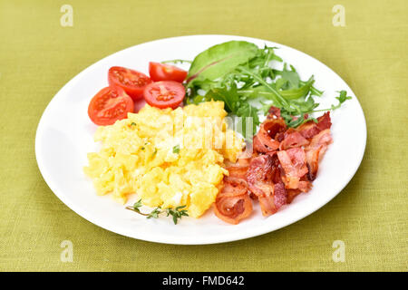 Frühstück Rührei, Speck und Gemüse auf weißen Teller Stockfoto