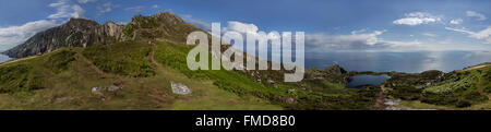 360°-Ansicht des Slieve League, manchmal Slieve Leag oder Slieve Liag ist ein Berg auf der atlantischen Küste der Grafschaft Donegal, Irland Stockfoto