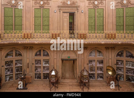 Blick vom ersten Stock in den ovalen Raum im Teylers Museum, Haarlem, Nordholland, Niederlande. Stockfoto